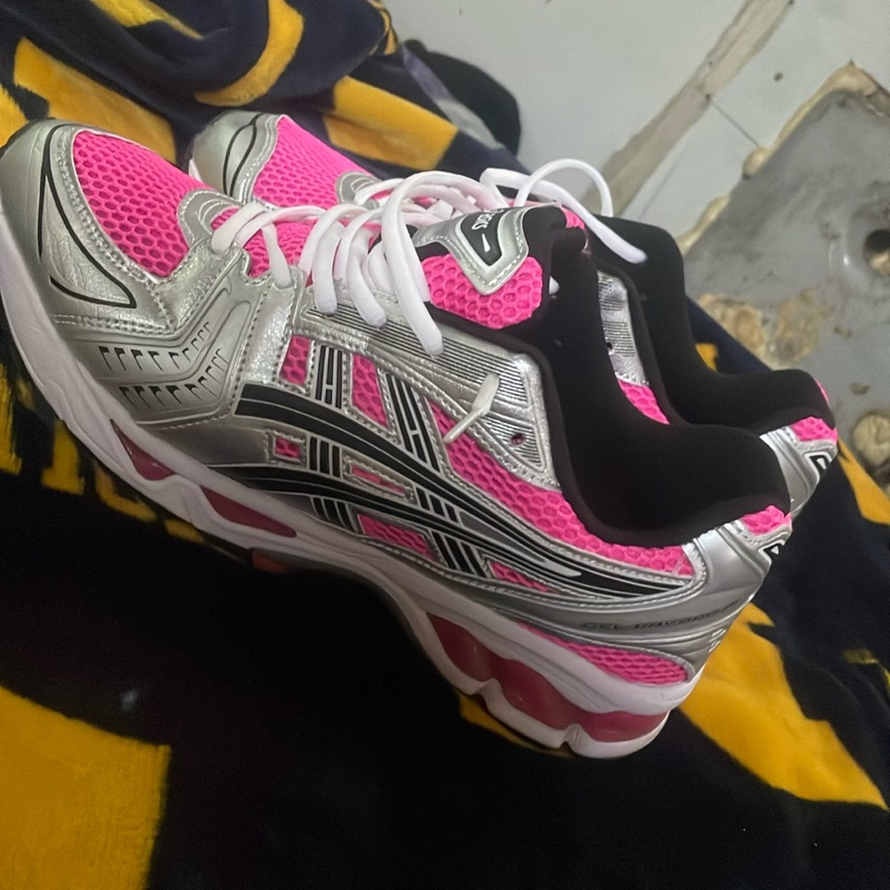 pink gel asics low ball !